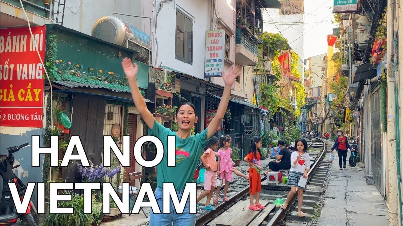 Hanoi Train Street - Vietnam Walking Tour 4K🇻🇳 - The Most Dangerous Life Place in Vietnam😮